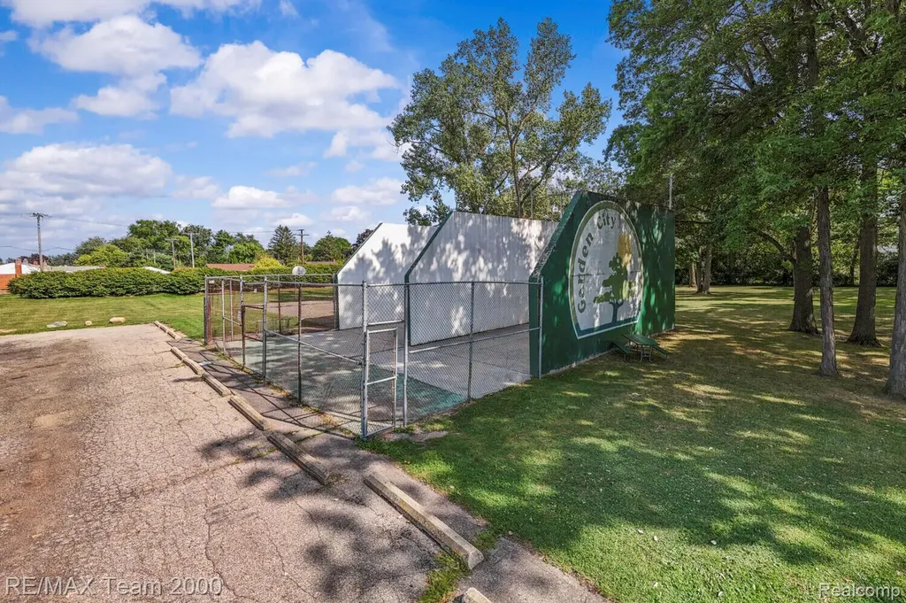 6557 Huntleigh Street Garden City City MI 48135