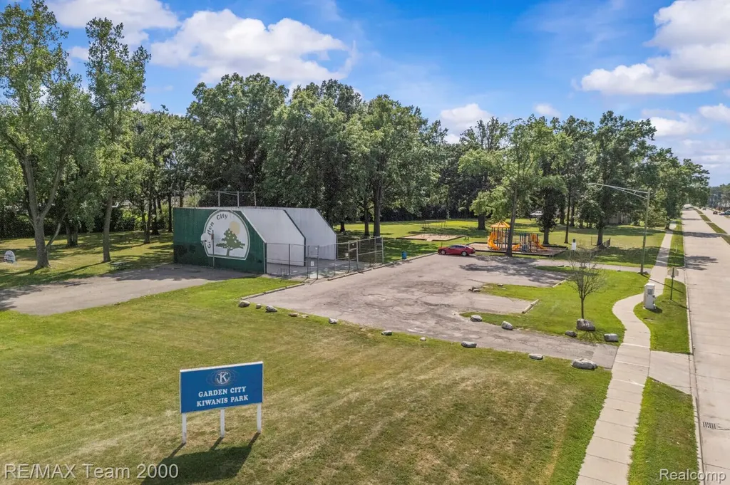 6557 Huntleigh Street Garden City City MI 48135
