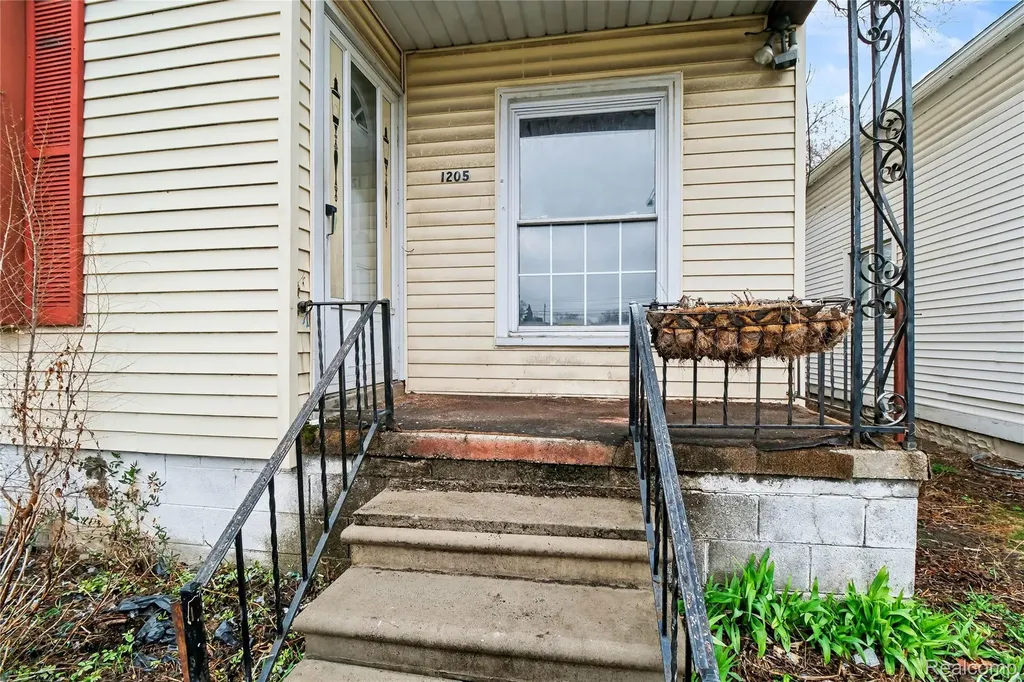 1205 E Muir Avenue Hazel Park City MI 48030