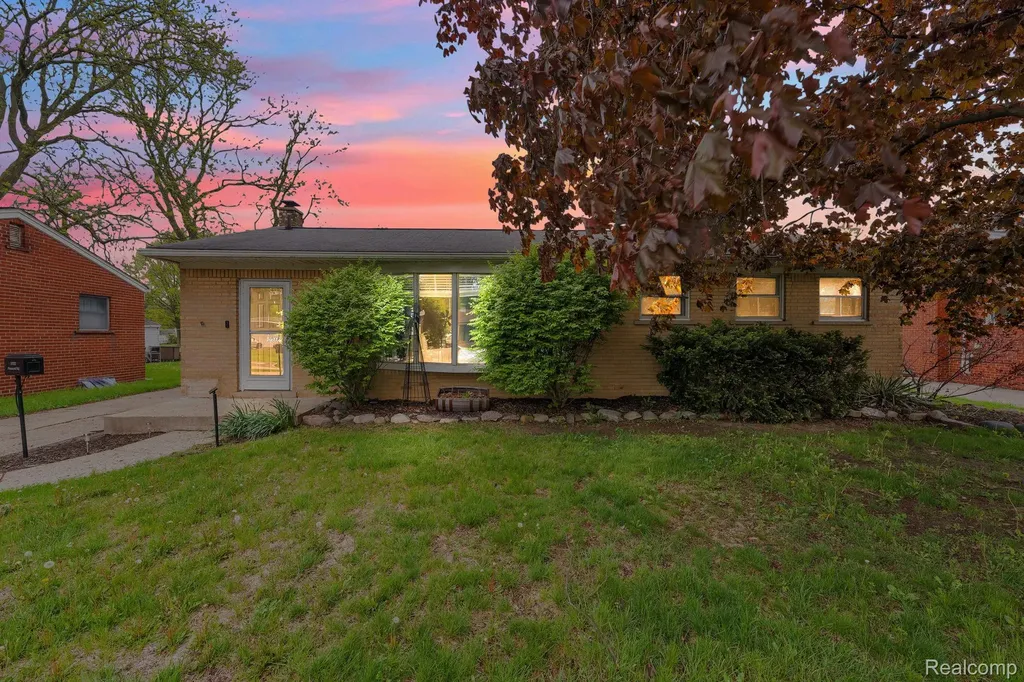 37022 Pinewood Road Wayne City MI 48184