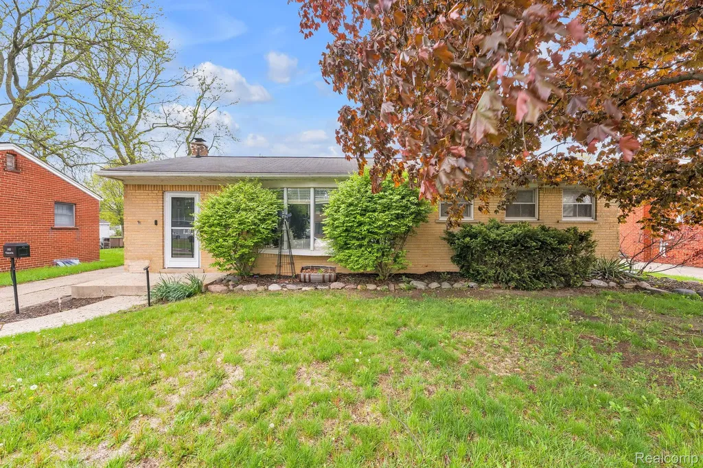 37022 Pinewood Road Wayne City MI 48184