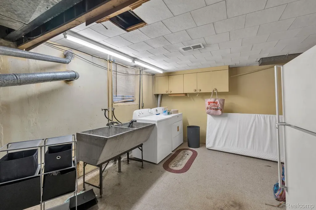 37022 Pinewood Road Wayne City MI 48184