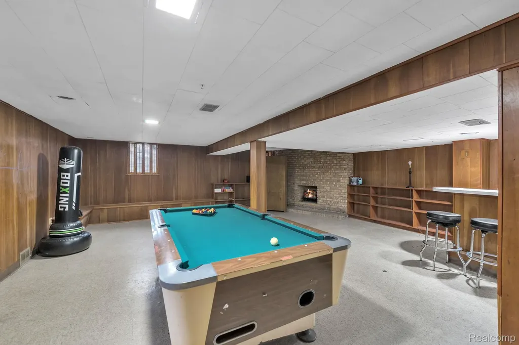 37022 Pinewood Road Wayne City MI 48184