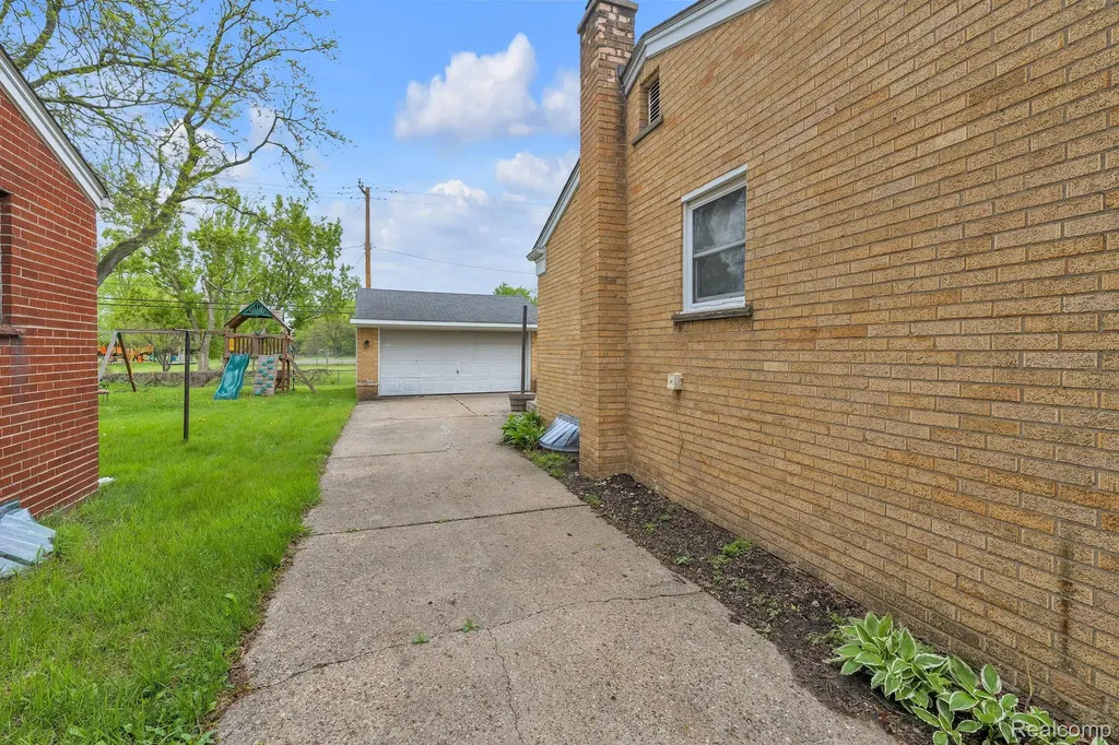 37022 Pinewood Road Wayne City MI 48184