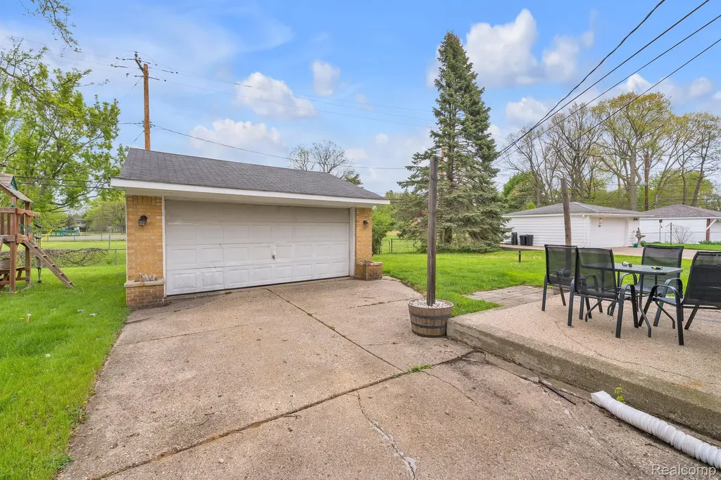 37022 Pinewood Road Wayne City MI 48184