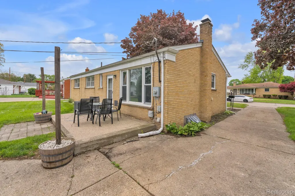 37022 Pinewood Road Wayne City MI 48184