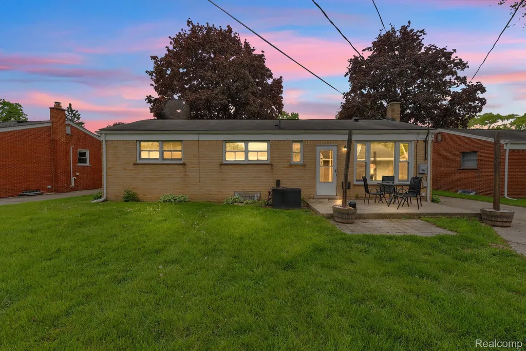 37022 Pinewood Road Wayne City MI 48184