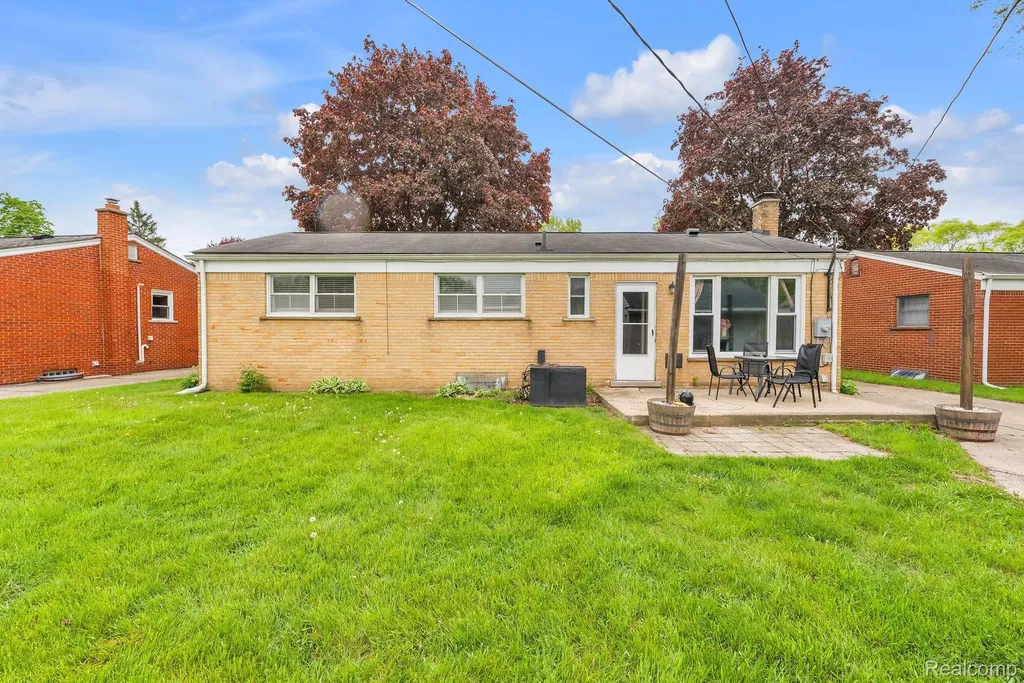 37022 Pinewood Road Wayne City MI 48184