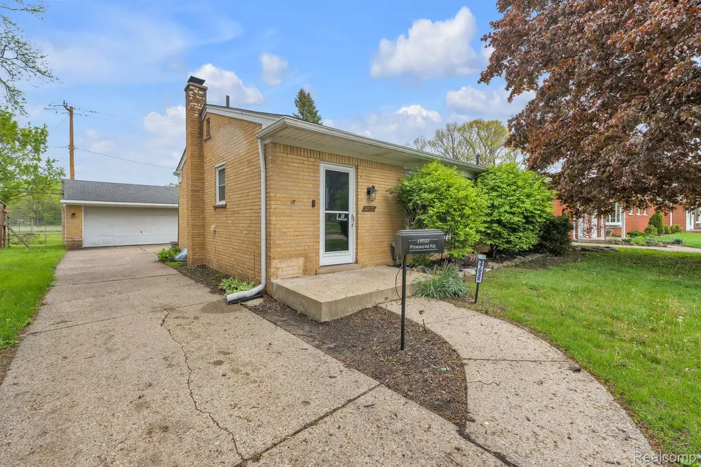 37022 Pinewood Road Wayne City MI 48184