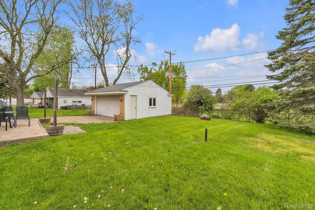 37022 Pinewood Road Wayne City MI 48184