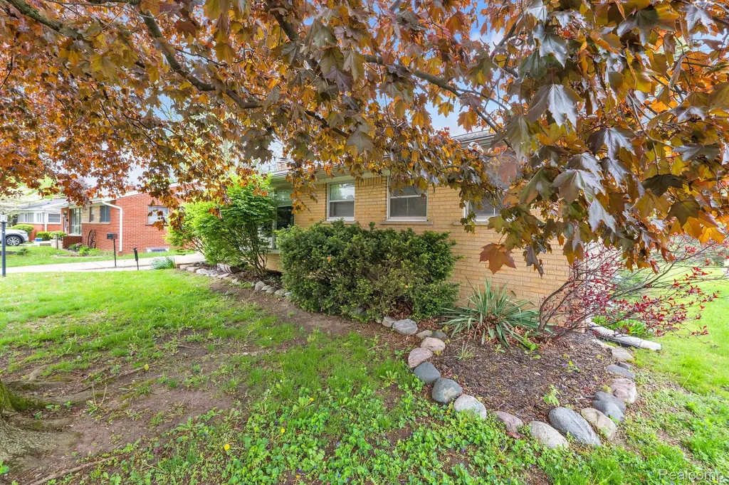 37022 Pinewood Road Wayne City MI 48184