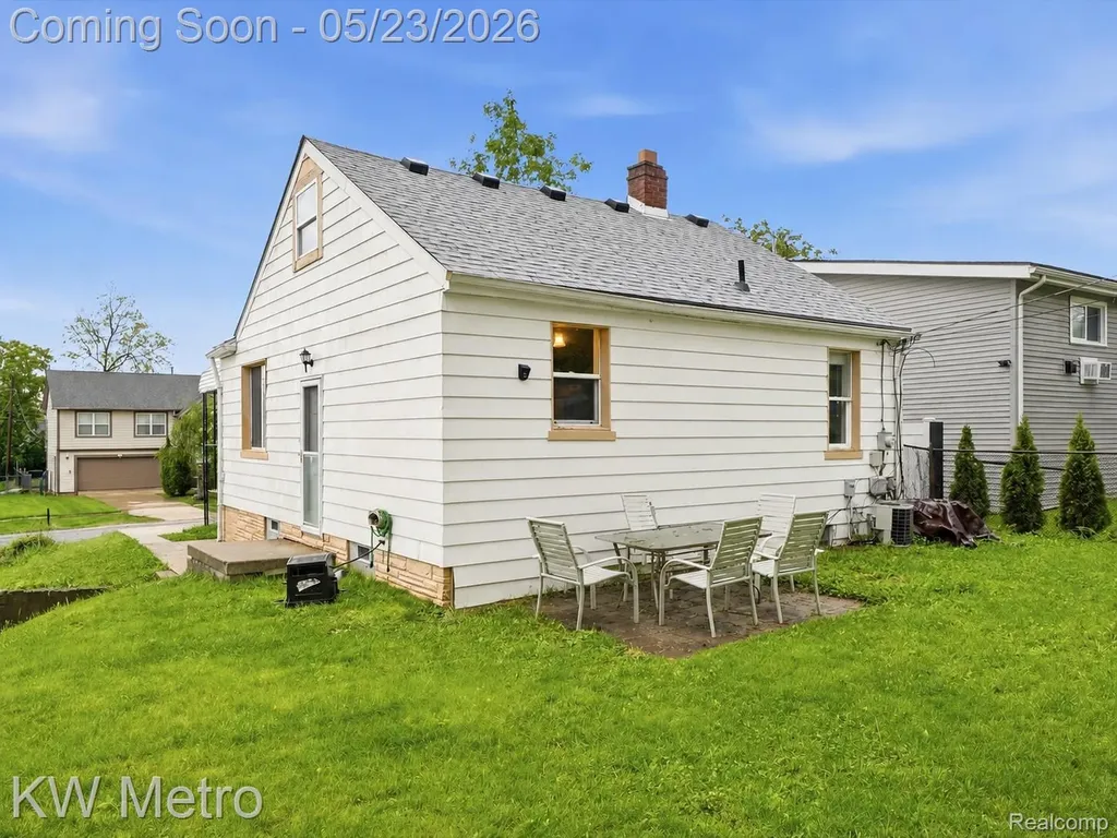 612 S Winding Drive Waterford Charter Township MI 48328
