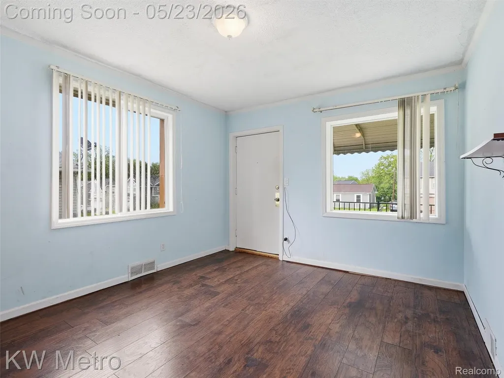 612 S Winding Drive Waterford Charter Township MI 48328