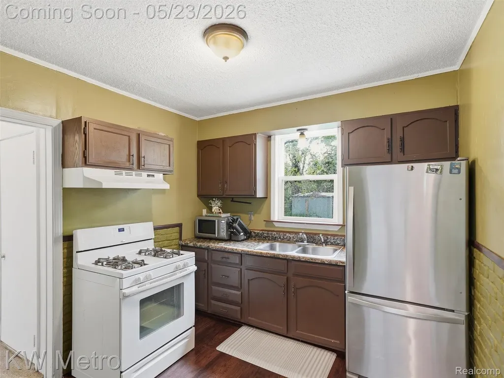 612 S Winding Drive Waterford Charter Township MI 48328