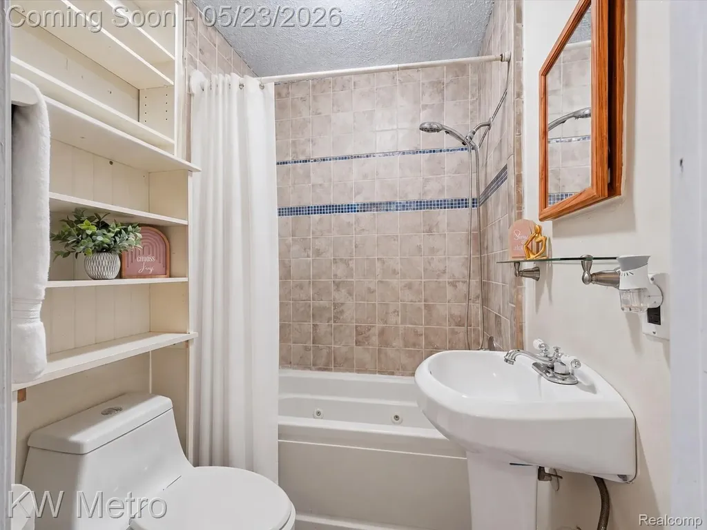 612 S Winding Drive Waterford Charter Township MI 48328