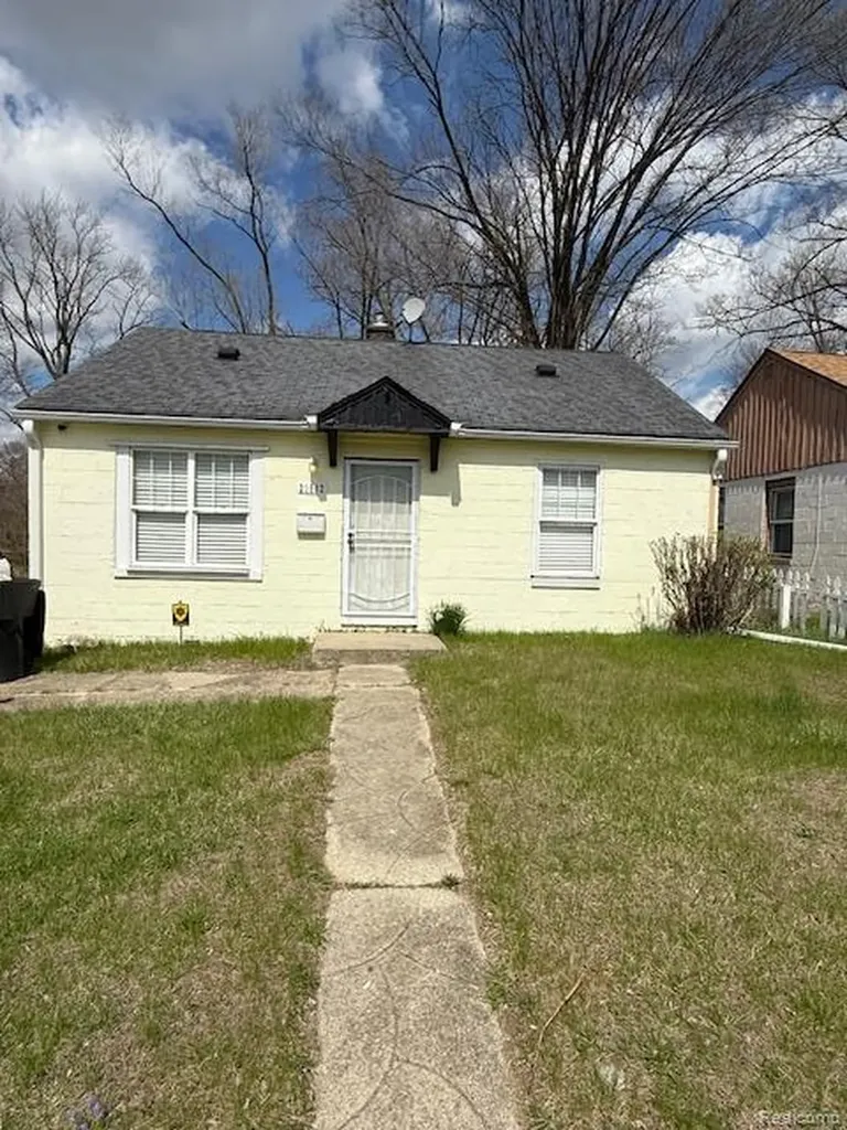 21562 W Davison Street Detroit City MI 48223