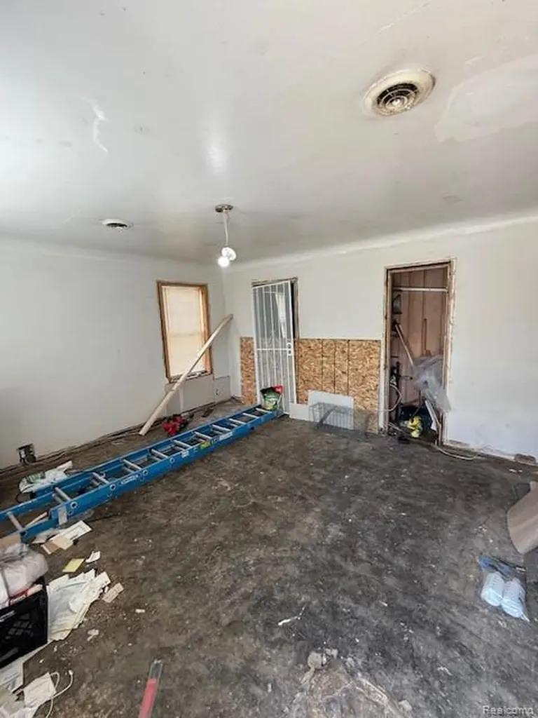 21562 W Davison Street Detroit City MI 48223