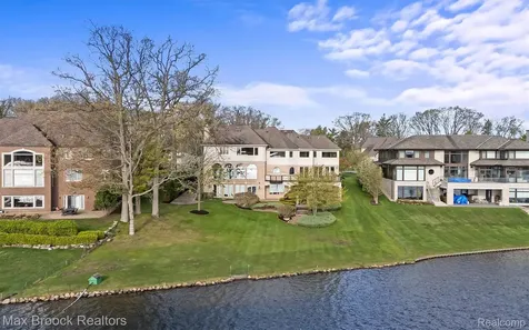 1832 Long Lake Shore Drive Bloomfield Charter Township MI 48302
