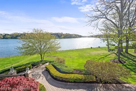 1832 Long Lake Shore Drive Bloomfield Charter Township MI 48302