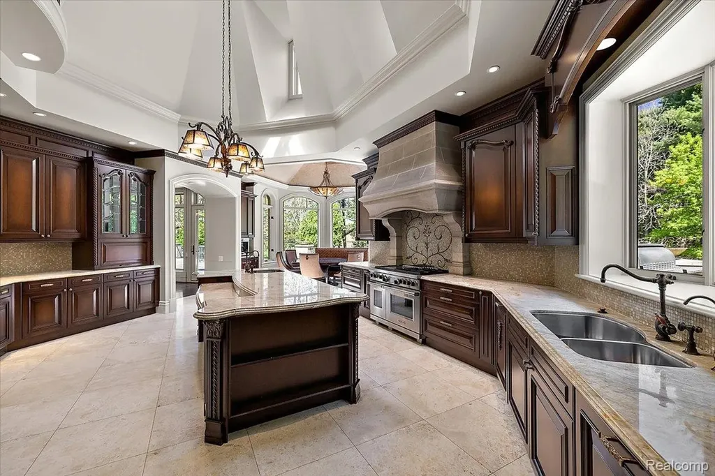 6250 Walnut Lake Road West Bloomfield Charter Township MI 48323