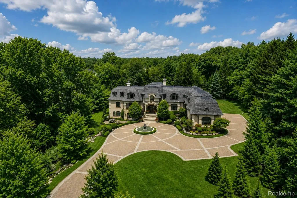 6250 Walnut Lake Road West Bloomfield Charter Township MI 48323