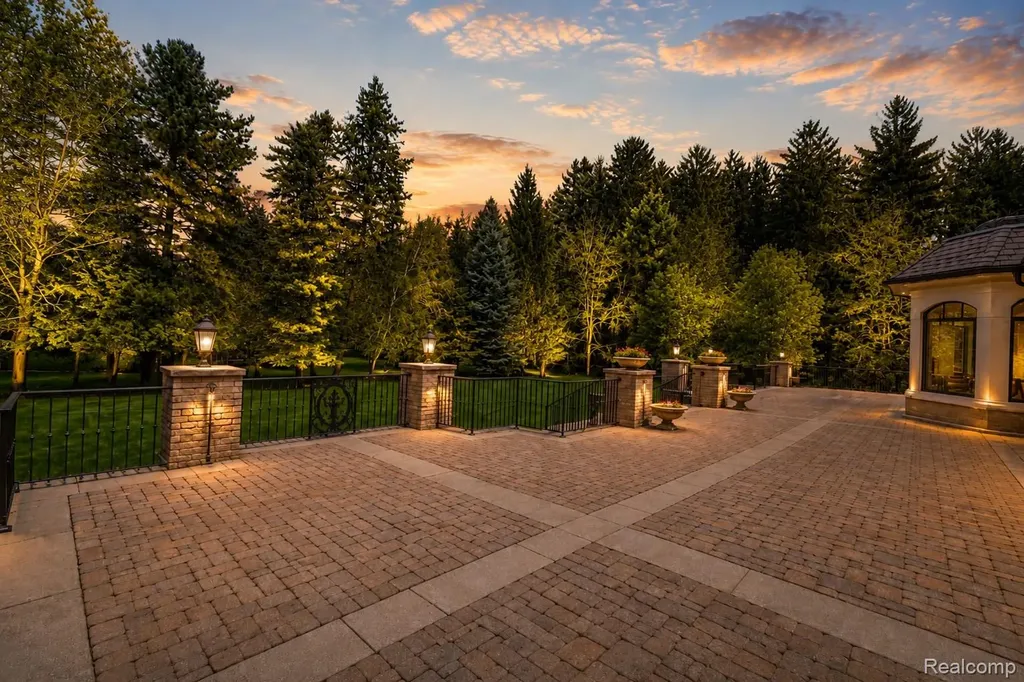 6250 Walnut Lake Road West Bloomfield Charter Township MI 48323