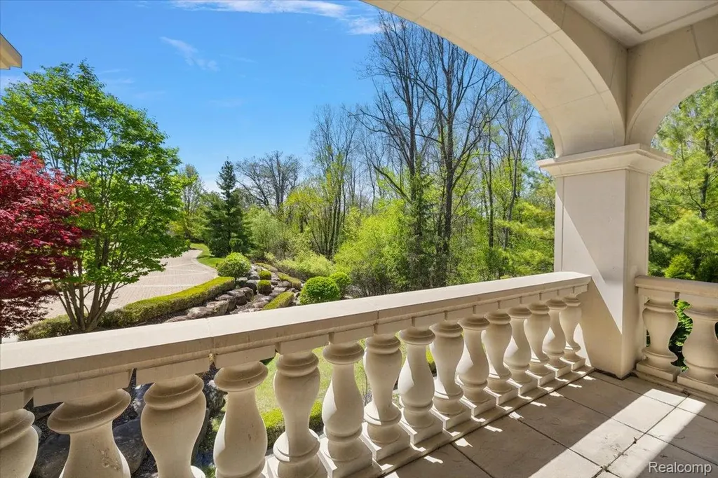 6250 Walnut Lake Road West Bloomfield Charter Township MI 48323