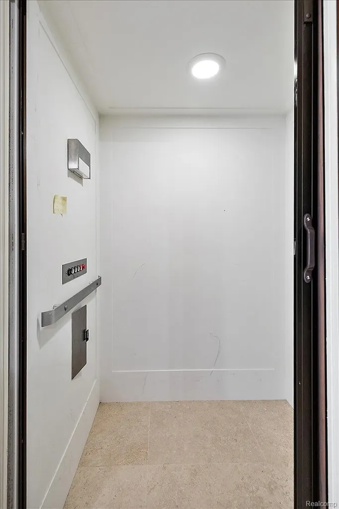 6250 Walnut Lake Road West Bloomfield Charter Township MI 48323