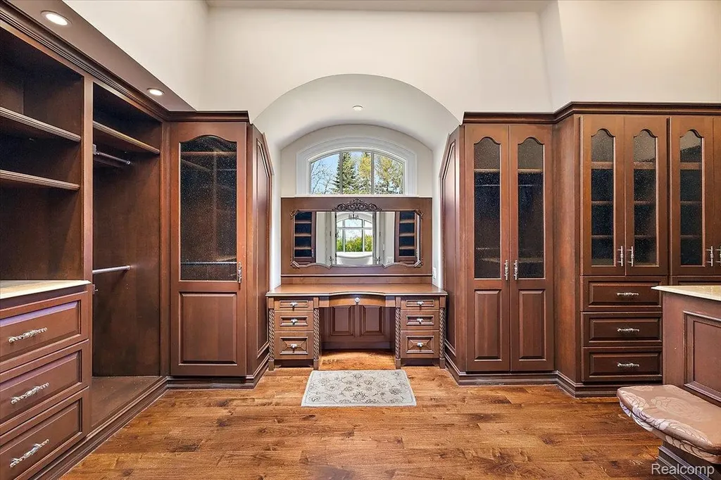 6250 Walnut Lake Road West Bloomfield Charter Township MI 48323