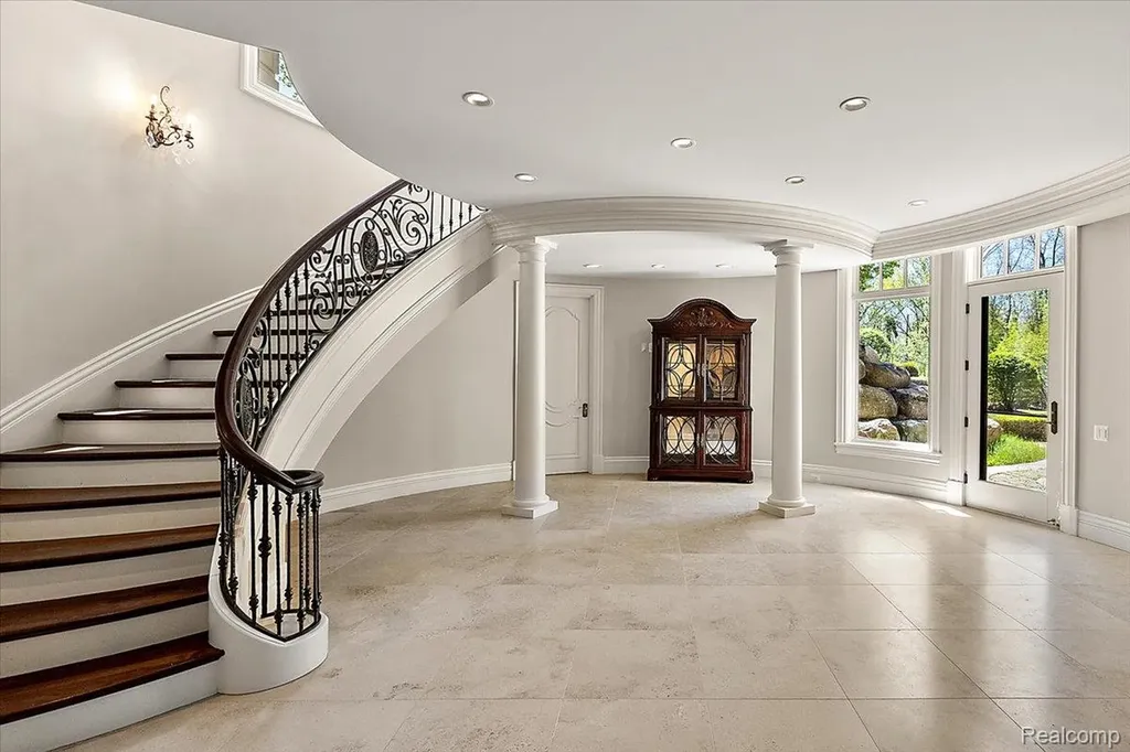 6250 Walnut Lake Road West Bloomfield Charter Township MI 48323