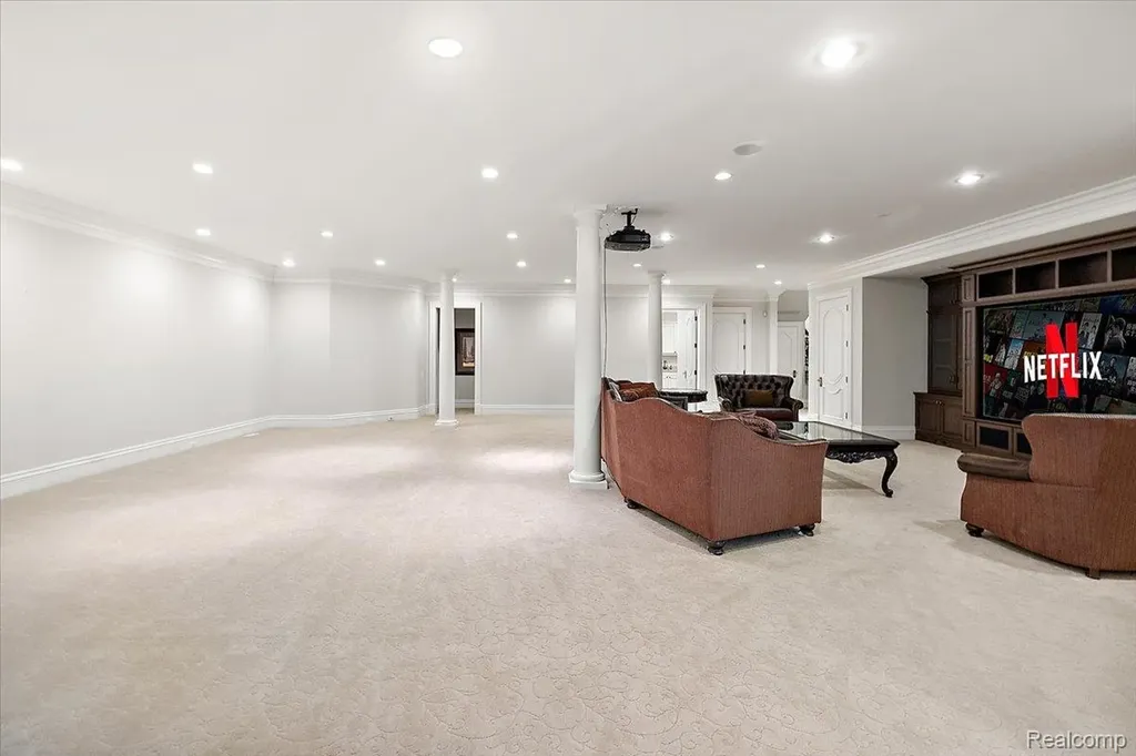 6250 Walnut Lake Road West Bloomfield Charter Township MI 48323