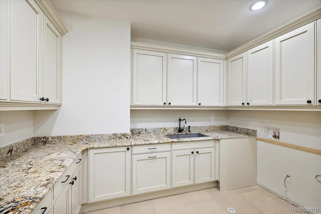6250 Walnut Lake Road West Bloomfield Charter Township MI 48323