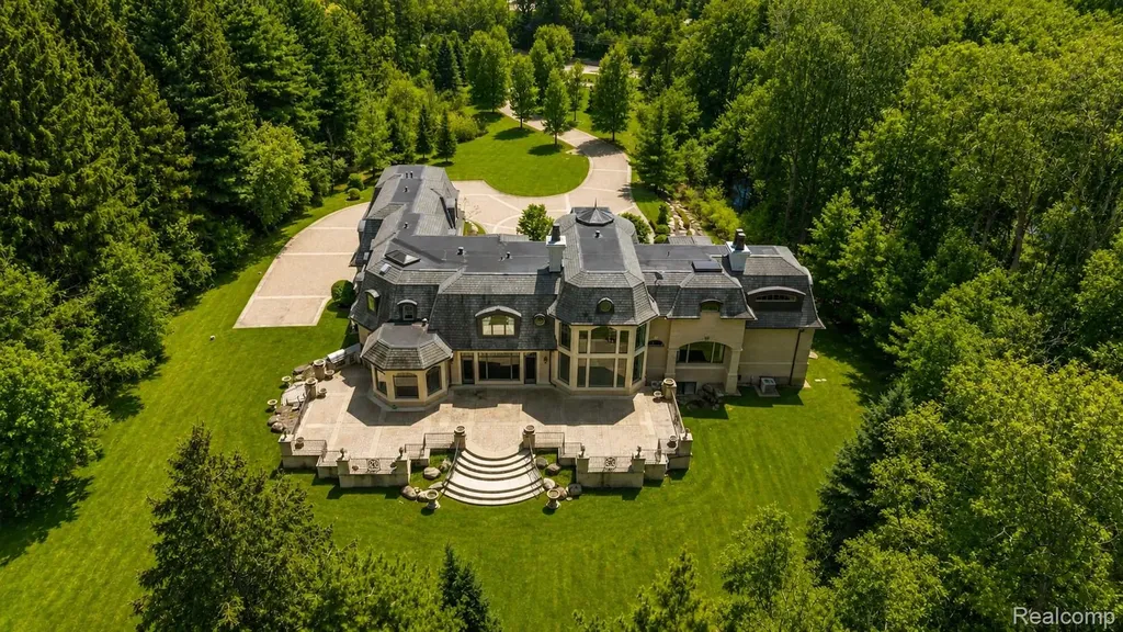 6250 Walnut Lake Road West Bloomfield Charter Township MI 48323