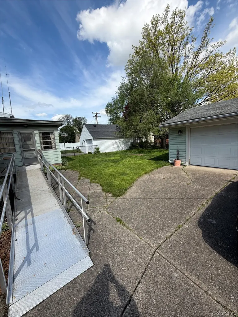 13126 Chestnut Street Southgate City MI 48195