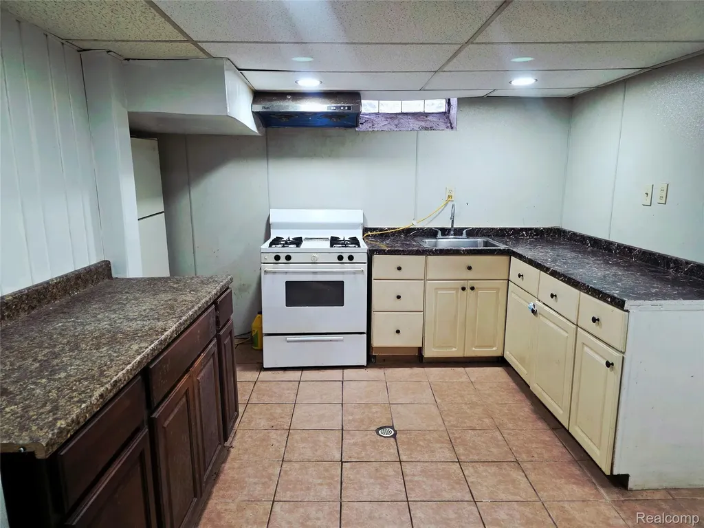 21259 Cyman Avenue Warren City MI 48091