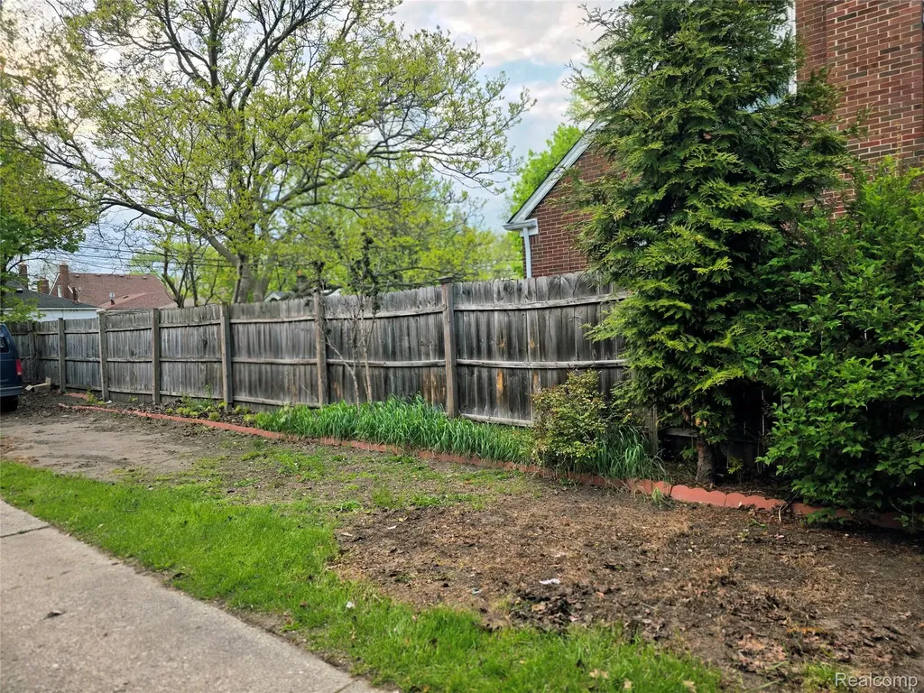 21259 Cyman Avenue Warren City MI 48091