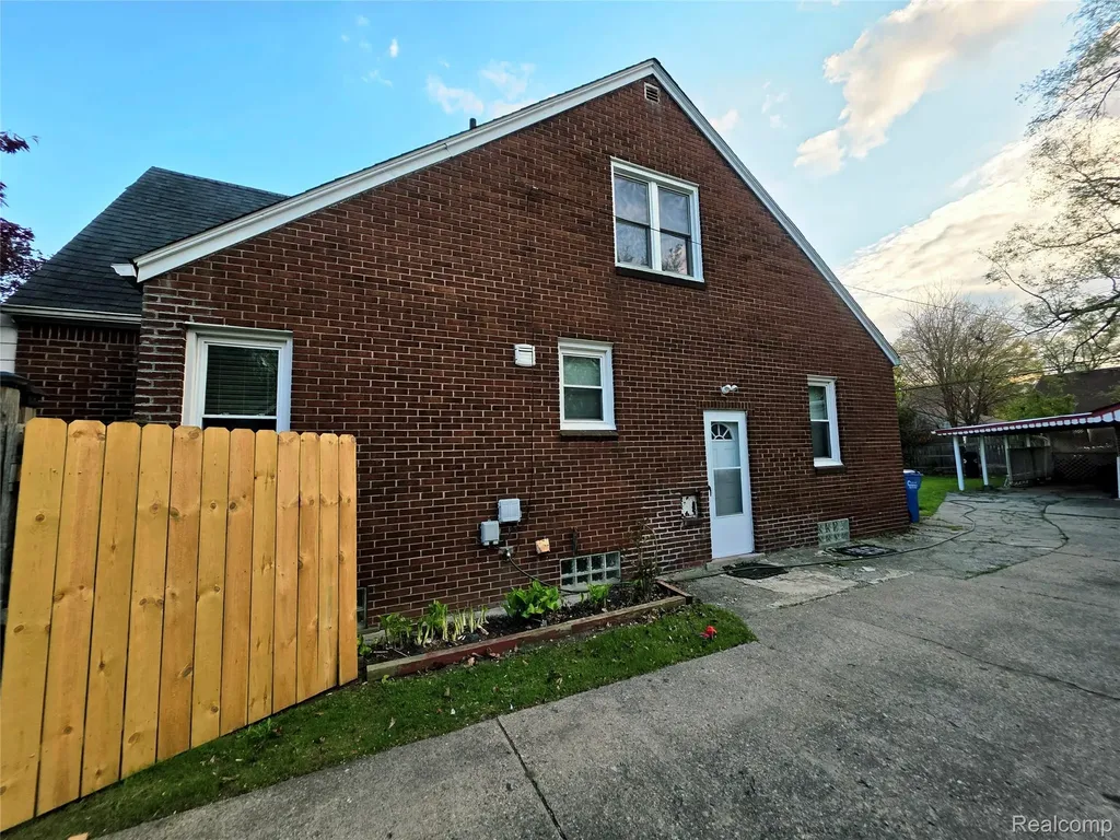 21259 Cyman Avenue Warren City MI 48091