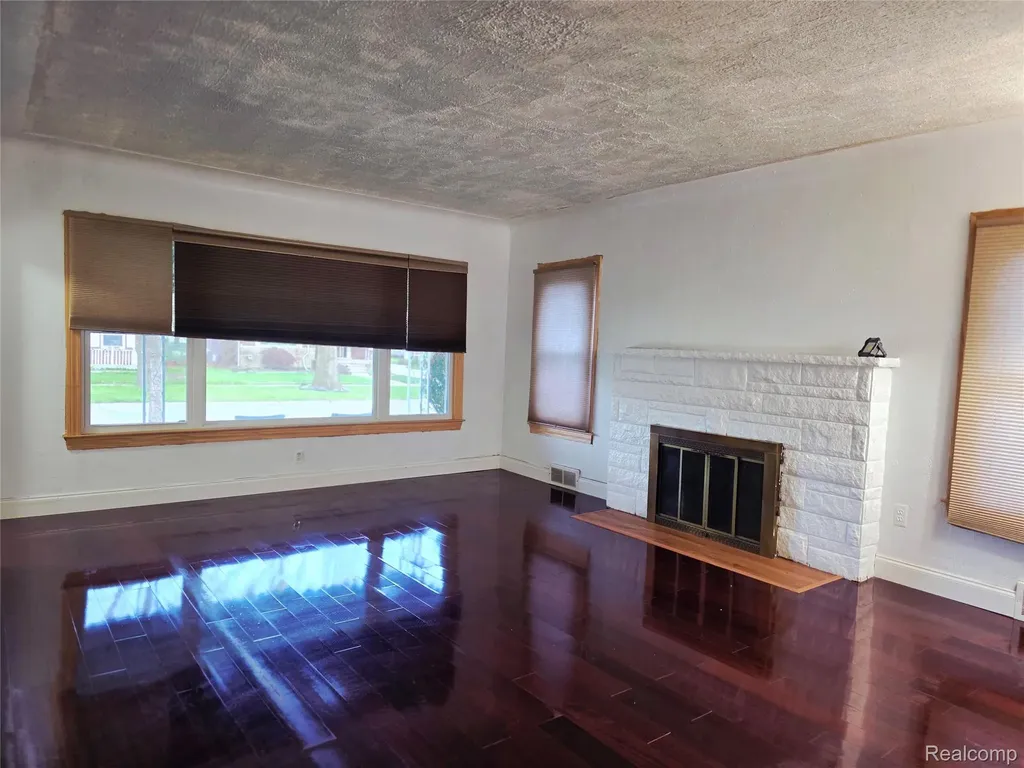 21259 Cyman Avenue Warren City MI 48091