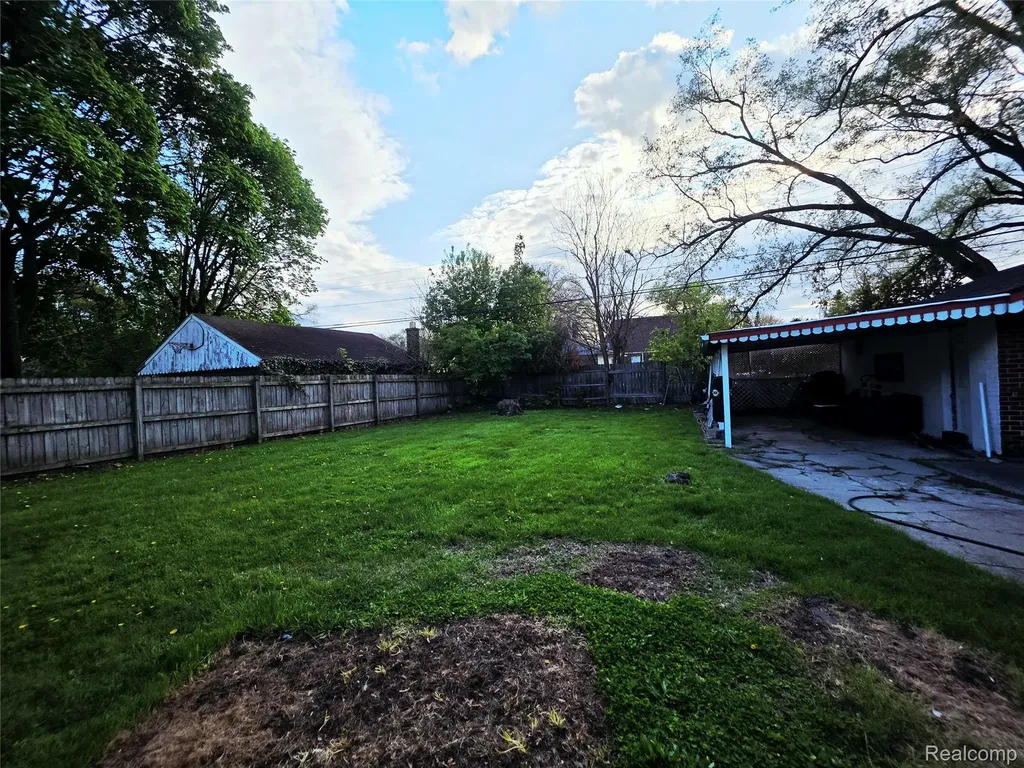 21259 Cyman Avenue Warren City MI 48091