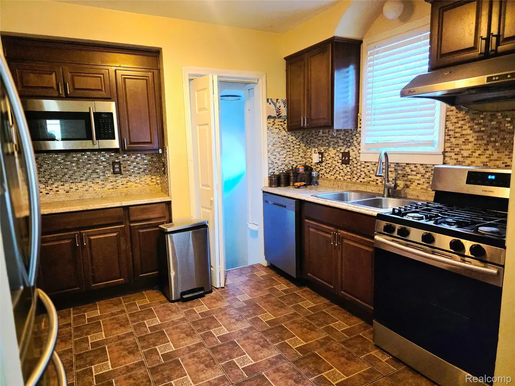 21259 Cyman Avenue Warren City MI 48091