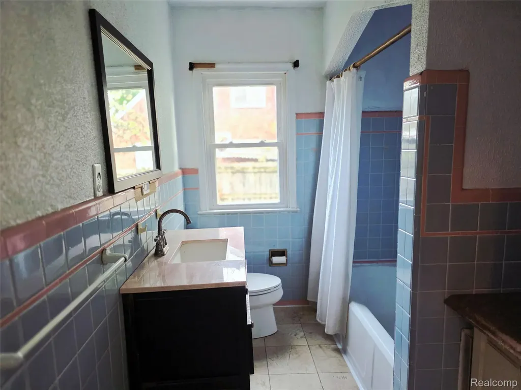 21259 Cyman Avenue Warren City MI 48091