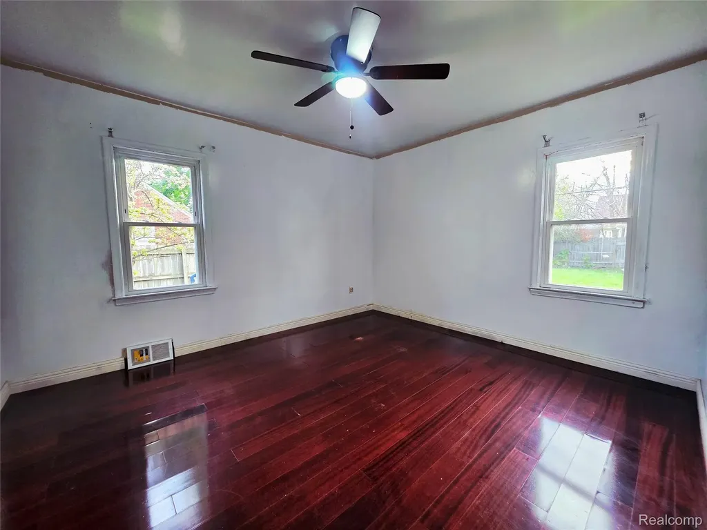21259 Cyman Avenue Warren City MI 48091