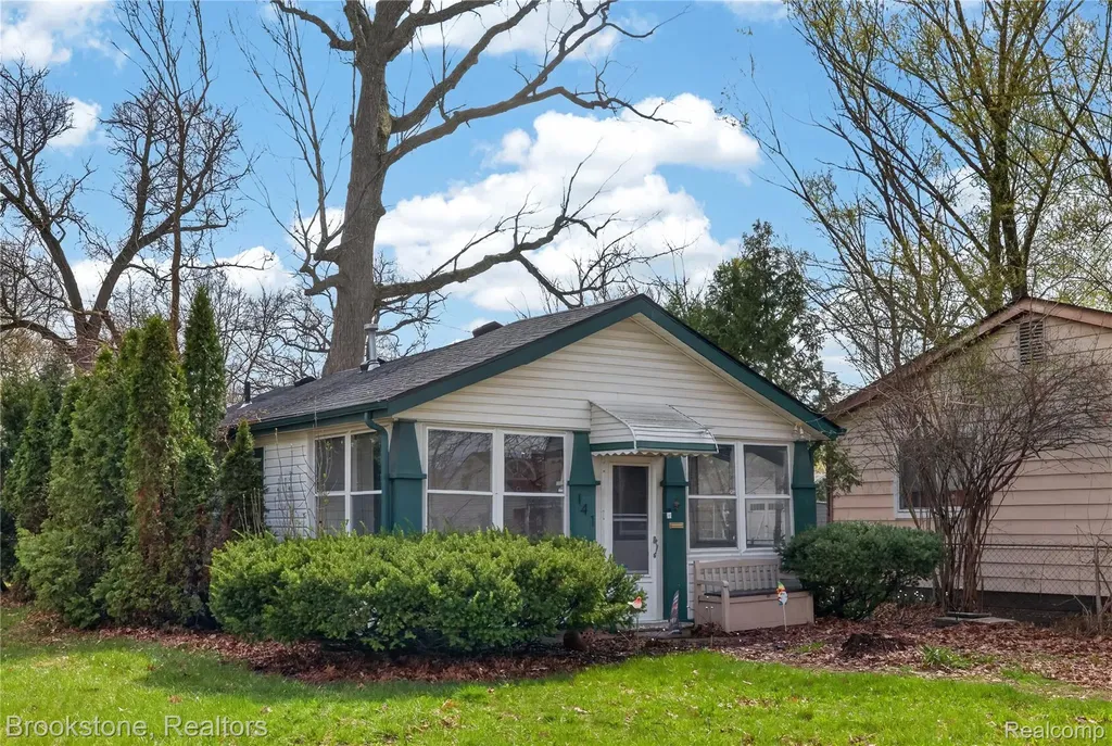 141 W Granet Avenue Hazel Park City MI 48030