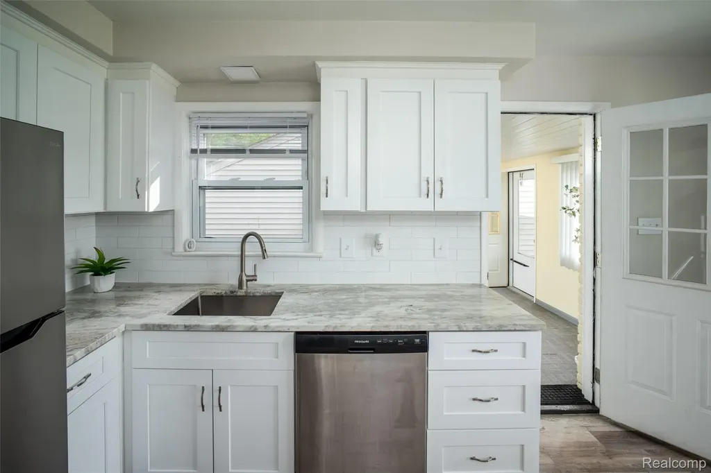 2423 Crooks Road Royal Oak City MI 48073