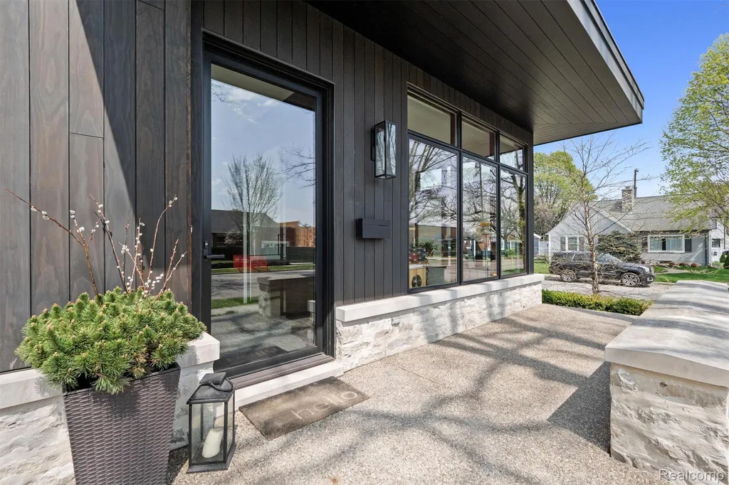 283 E Lincoln Street Birmingham City MI 48009