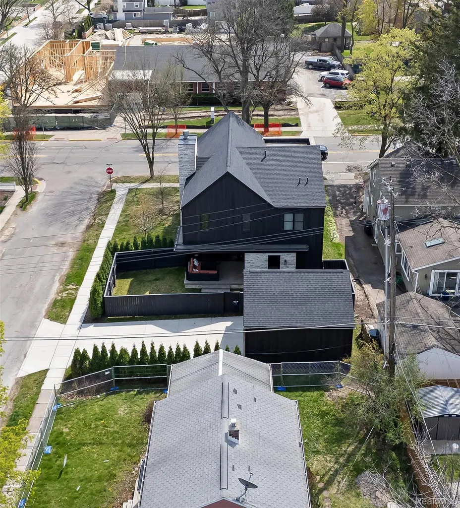 283 E Lincoln Street Birmingham City MI 48009