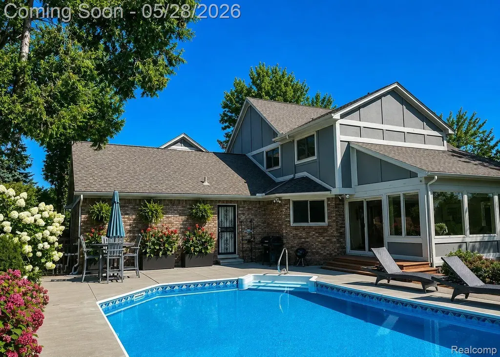 38005 River Bend Farmington Hills City MI 48335