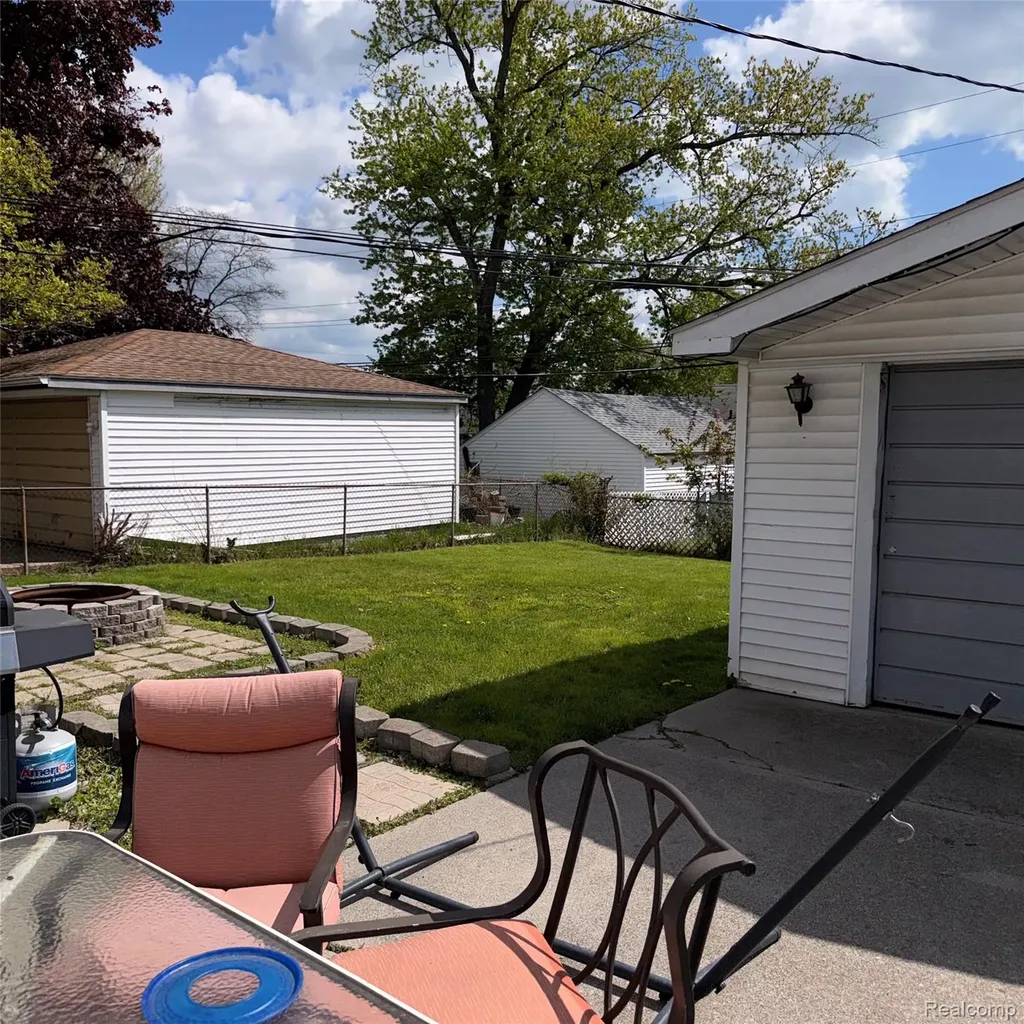 28120 Oneil Roseville City MI 48066
