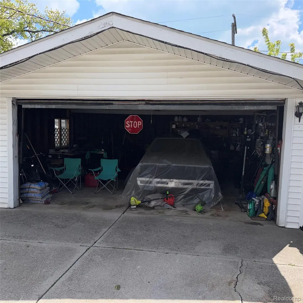 28120 Oneil Roseville City MI 48066