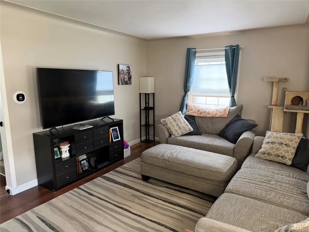 28120 Oneil Roseville City MI 48066